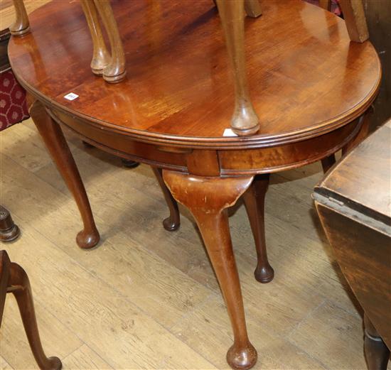 A George III style mahogany oval topped extending dining table and four chairs table W.122cm unextended